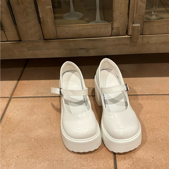 White platform - Picture 1 of 3